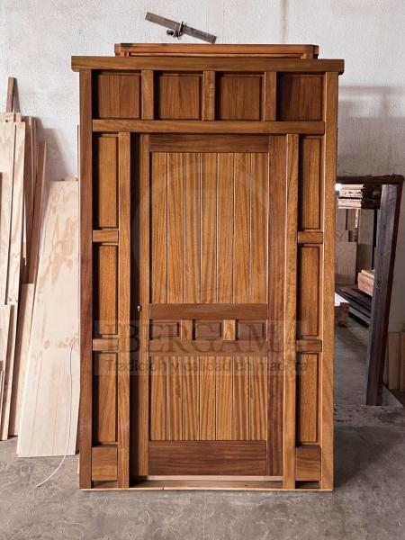 Puerta de entrada en iroko