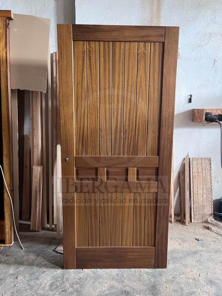 Puerta exterior de Iroko