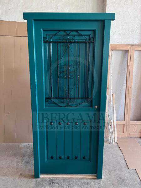 Puerta rústica barnizada de color verde