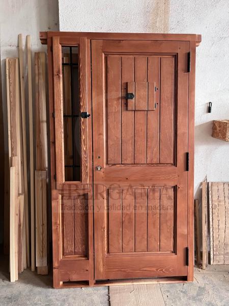 Puerta exterior rústica barnizada en Roble