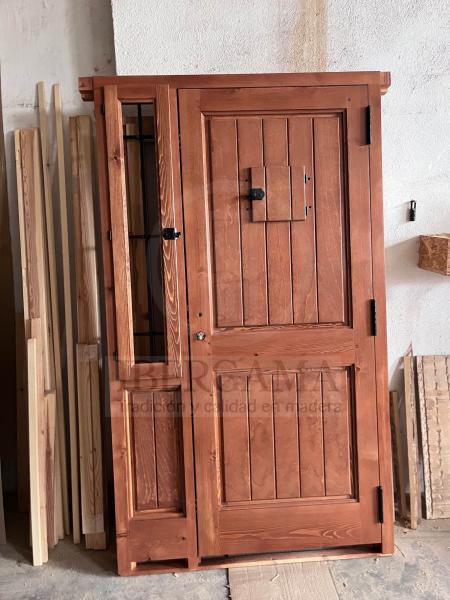 Puerta de calle rústica de roble.