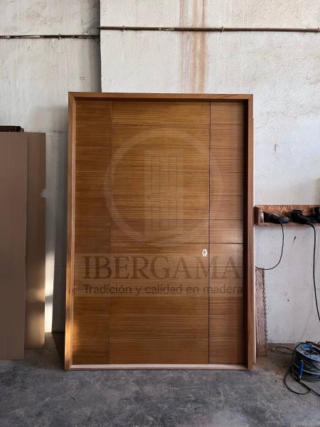 Puerta de calle moderna con fijo