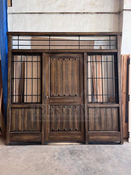 puerta de madera grande