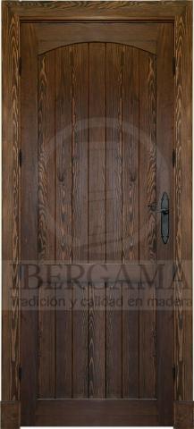 Puerta interior de tablas con arco