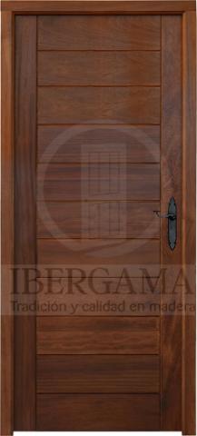 Puerta de madera con lineas horizontales